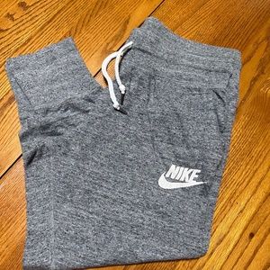 Nike Capri Pants Size Medium